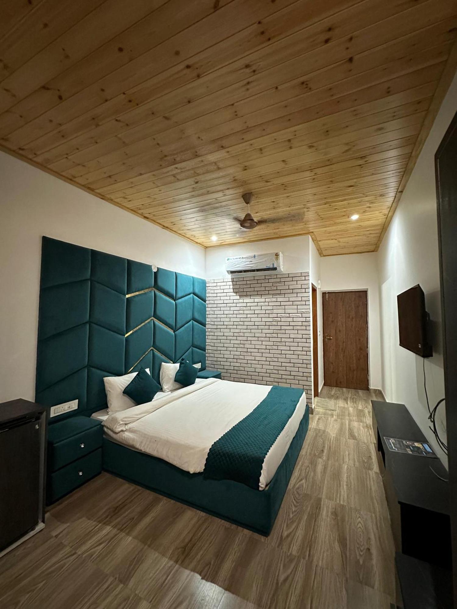 Hotel La Casca Experience Zirakpur Exterior foto